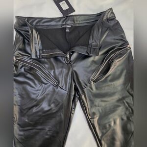 NWT Faux Leather Skinny Pants With Zipper Accents by Fashion Nova- Size Lg Blk
